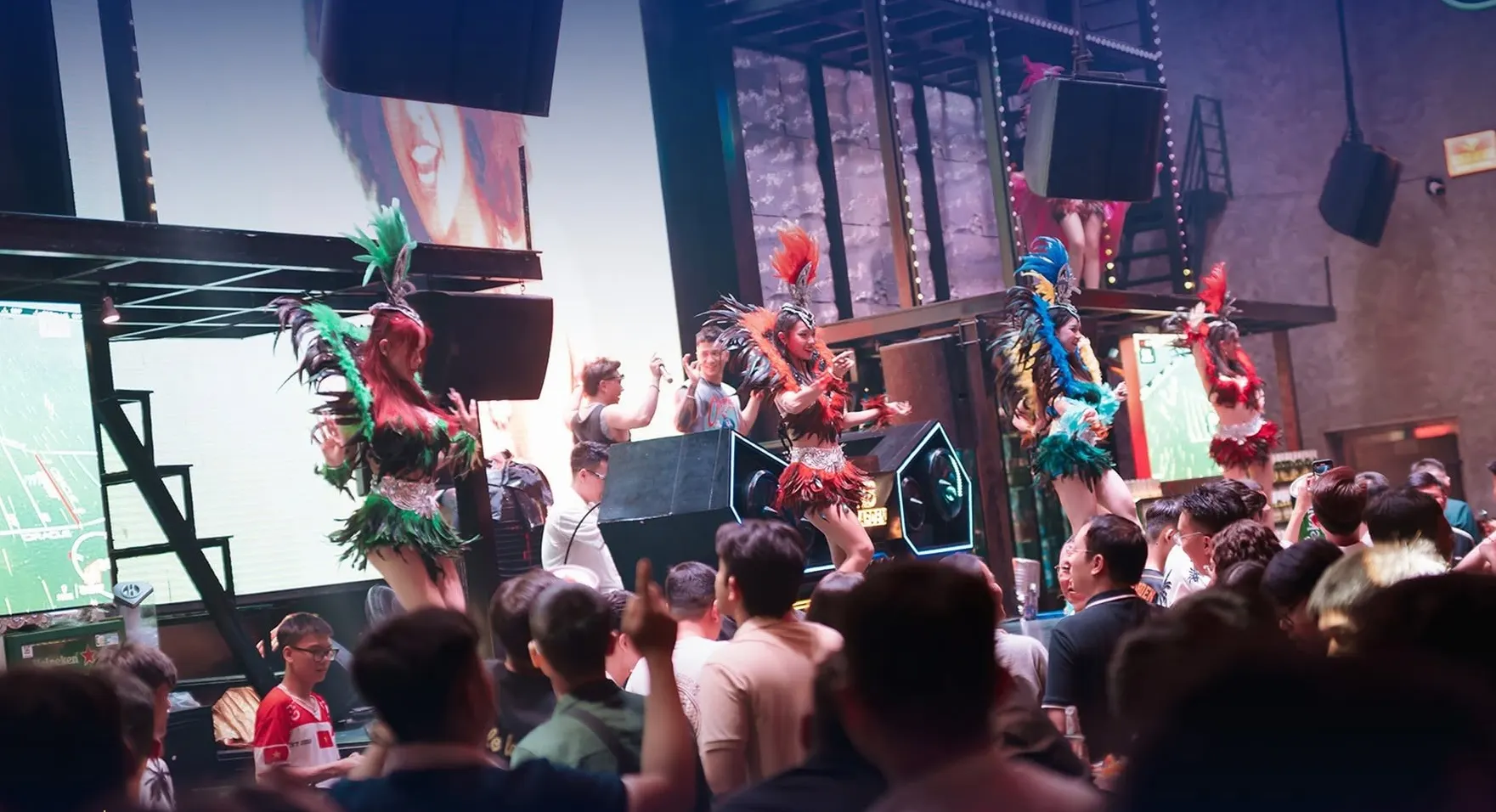 Vũ đoàn lông vũ carnival trình diễn trên sân khấu 88 Beer Garden